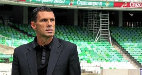 Gustavo Poyet posa para las cámaras sobre el césped del Benito Villamarín. Gustavo Poyet posa para las cámaras sobre el césped del Benito Villamarín.