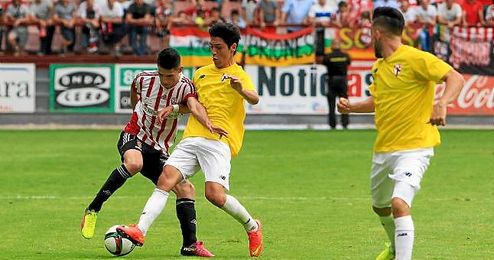 Borja Lasso, autor del 0-1, pugna con un rival rojiblanco Borja Lasso, autor del 0-1, pugna con un rival rojiblanco