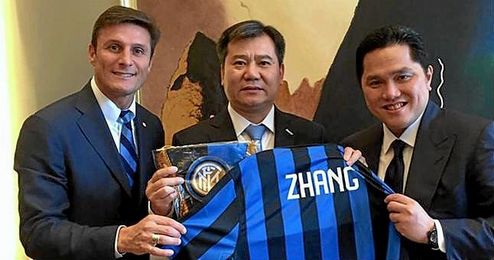 Javier Zanetti y Erick Thohir junto a Zhang Jingdong, presidente del grupo chino Suning, que ha comprado el Inter. Javier Zanetti y Erick Thohir junto a Zhang Jingdong, presidente del grupo chino Suning, que ha comprado el Inter.