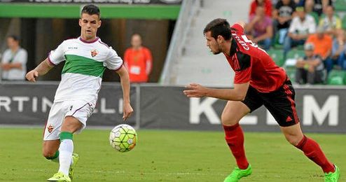 Álex Martínez ha cuajado una buena temporada en el Elche. Álex Martínez ha cuajado una buena temporada en el Elche.