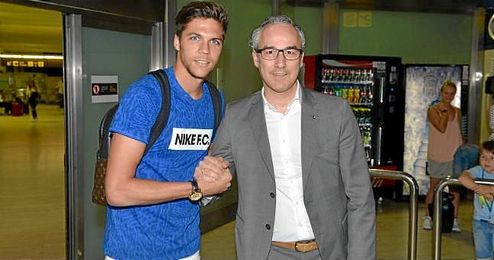 Jonas Martin posa junto a Migue Torrecilla a su llegada a Sevilla. Jonas Martin posa junto a Migue Torrecilla a su llegada a Sevilla.