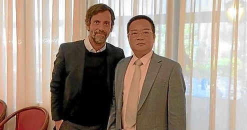 Quique, con el presidente del Espanyol, Chen Yansheng. Quique, con el presidente del Espanyol, Chen Yansheng.