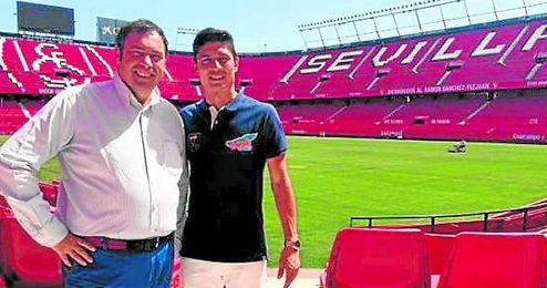 El actual capitán del Decano, Jesús Vázquez, ha visitado el Pizjuán para buscar la colaboración del Sevilla: "Recorreré el mundo para salvarte Recreativo". El actual capitán del Decano, Jesús Vázquez, ha visitado el Pizjuán para buscar la colaboración del Sevilla: "Recorreré el mundo para salvarte Recreativo".
