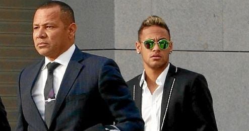Neymar, cuando declaró en la Audiencia Provincial, junto a su padre. Neymar, cuando declaró en la Audiencia Provincial, junto a su padre.