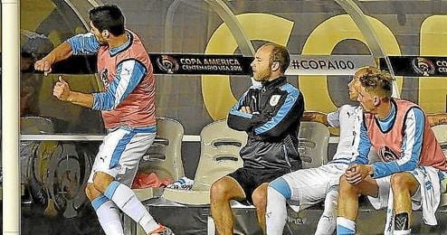 Instante en que Suárez da un puñetazo al lateral del banquillo. Instante en que Suárez da un puñetazo al lateral del banquillo.