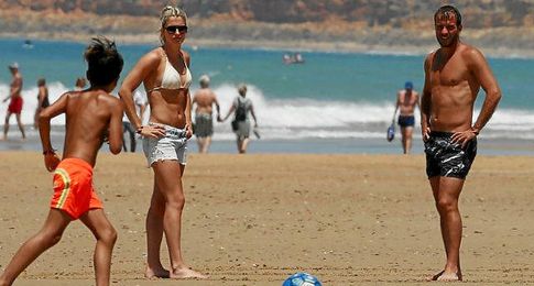 Van der Vaart, en la playa junto a su novia Estavana Polman. Van der Vaart, en la playa junto a su novia Estavana Polman.