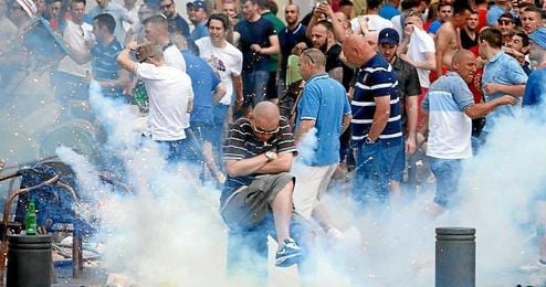 En cuanto a las medidas contra hinchas extranjeros, Francia ha decretado la expulsión de tres de ellos. En cuanto a las medidas contra hinchas extranjeros, Francia ha decretado la expulsión de tres de ellos.