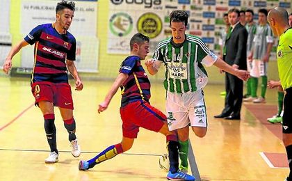 En la imagen, el ala verdiblanco avanza ante la presión de un rival del filial blaugrana en un lance de un encuentro liguero. En la imagen, el ala verdiblanco avanza ante la presión de un rival del filial blaugrana en un lance de un encuentro liguero.