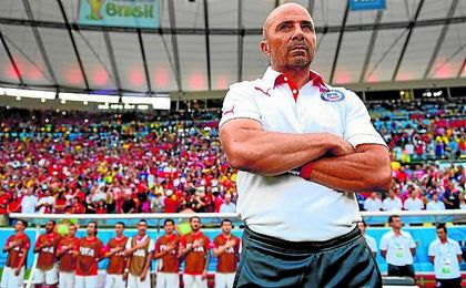 El argentino Jorge Sampaoli, como seleccionador de Chile durante el Mundial de Brasil. El argentino Jorge Sampaoli, como seleccionador de Chile durante el Mundial de Brasil.