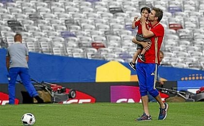 Piqué celebra la victoria ante la República Checa con su hijo sobre el terreno de juego. Piqué celebra la victoria ante la República Checa con su hijo sobre el terreno de juego.