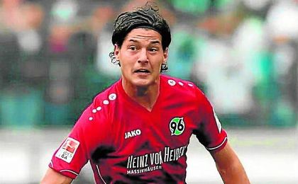 Ha compartido vestuario con Kiyotake en el Hannover 96. Ha compartido vestuario con Kiyotake en el Hannover 96.
