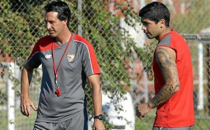 Emery y Banega, durante un entrenamiento en Sevilla. Emery y Banega, durante un entrenamiento en Sevilla.