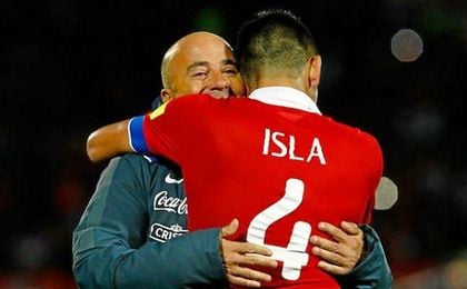 Jorge Sampaoli abraza a Mauricio Isla, quien ya suena tanto para el Sevilla como para la Lazio. Jorge Sampaoli abraza a Mauricio Isla, quien ya suena tanto para el Sevilla como para la Lazio.