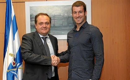 Agirretxe estrecha la mano al presidente de la entidad, Jokin Aperribay. Agirretxe estrecha la mano al presidente de la entidad, Jokin Aperribay.
