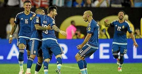 Messi celebra su gol de falta ante Estados Unidos. Messi celebra su gol de falta ante Estados Unidos.