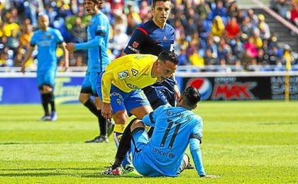 Roque Mesa se encara con Neymer en el partido de Liga. Roque Mesa se encara con Neymer en el partido de Liga.