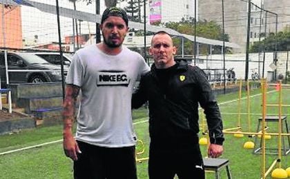 Juan Vargas, con su preparador físico. Juan Vargas, con su preparador físico.