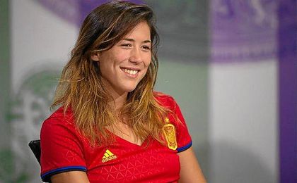 La tenista española acudió con la camiseta de la Selección española a la rueda de prensa de presentación del torneo. La tenista española acudió con la camiseta de la Selección española a la rueda de prensa de presentación del torneo.