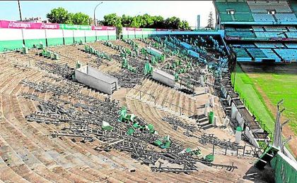 Esta semana comenzará a demolerse una de las gradas más representativas del Villamarín. Esta semana comenzará a demolerse una de las gradas más representativas del Villamarín.