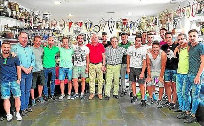 Plantilla y directiva posaron ayer en las dependencias del Ciudad de Alcalá. Plantilla y directiva posaron ayer en las dependencias del Ciudad de Alcalá.