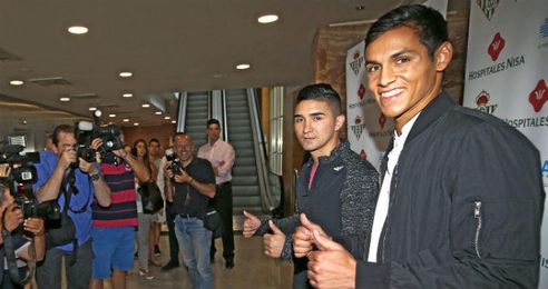 Felipe Gutiérrez, en un segundo plano, en el ´photocall´ del hospital Nisa. Felipe Gutiérrez, en un segundo plano, en el ´photocall´ del hospital Nisa.