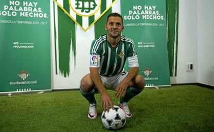 Durmisi, durante su presentación como bético. Durmisi, durante su presentación como bético.