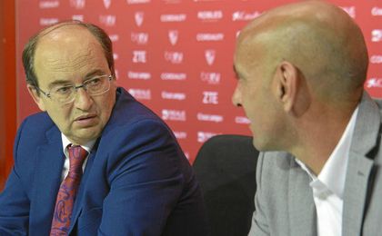 Monchi y Castro han defendido la venta de Krychowiak. Monchi y Castro han defendido la venta de Krychowiak.