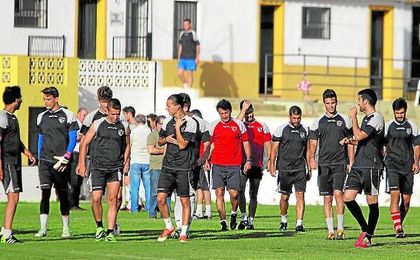 Jesús Galván (centro) durante un entrenamiento con el Alcalá en la 13/14, campaña en la que logró meterse en los ´play off´ de ascenso. Jesús Galván (centro) durante un entrenamiento con el Alcalá en la 13/14, campaña en la que logró meterse en los ´play off´ de ascenso.