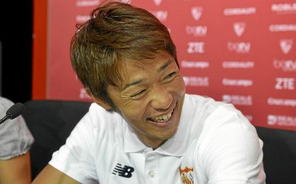 Kiyotake sonríe en medio de los líos con la traducción. Kiyotake sonríe en medio de los líos con la traducción.