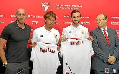 Kiyotake y Sarabia, en su presentación con el Sevilla. Kiyotake y Sarabia, en su presentación con el Sevilla.