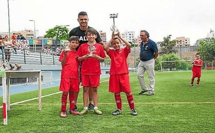 Vitolo, con los niños de su Campus, donde recibió a La Provincia. Vitolo, con los niños de su Campus, donde recibió a La Provincia.