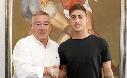 Álvaro Lemos tras firmar su vinculación con el club vigués. Álvaro Lemos tras firmar su vinculación con el club vigués.