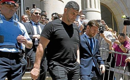 Leo Messi a su salida de la Audiencia Provincial de Barcelona. Leo Messi a su salida de la Audiencia Provincial de Barcelona.