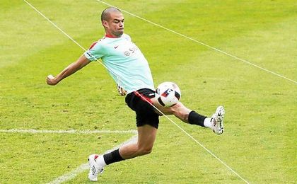 Pepe apura para llegar a una cita de enjundia con su selección. Pepe apura para llegar a una cita de enjundia con su selección.