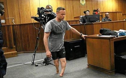 Pistorius disparó a su novia en cuatro ocasiones al confundirla con un intruso. Pistorius disparó a su novia en cuatro ocasiones al confundirla con un intruso.