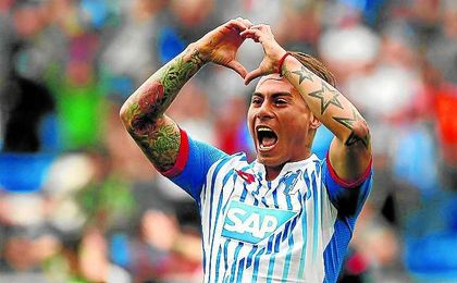 Vargas ya coincidió con Sampaoli tanto en la Universidad de Chile como en la selección chilena. Vargas ya coincidió con Sampaoli tanto en la Universidad de Chile como en la selección chilena.