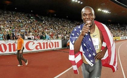 Lashawn Merritt con la bandera de su país. Lashawn Merritt con la bandera de su país.