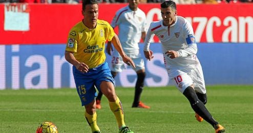 Roque Mesa pugna con Reyes en un Sevilla-Las Palmas. Roque Mesa pugna con Reyes en un Sevilla-Las Palmas.