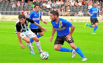 Fran Carles disputando un partido con el Linares Deportivo. Fran Carles disputando un partido con el Linares Deportivo.