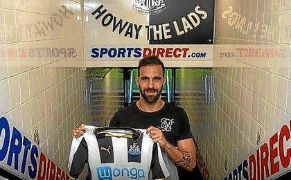 Gámez posa con la camiseta del Newcastle Gámez posa con la camiseta del Newcastle