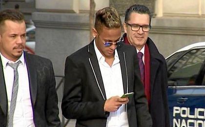 Neymar a la salida de los juzgados. Neymar a la salida de los juzgados.