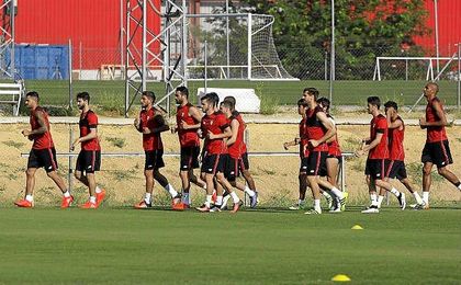 El Sevilla disputará seis partidos preparatorios antes de los encuentros de las supercopas. El Sevilla disputará seis partidos preparatorios antes de los encuentros de las supercopas.