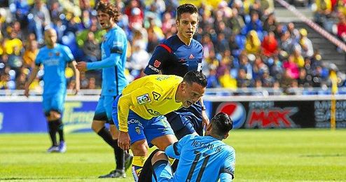 Roque Mesa se encara con Neymar. Roque Mesa se encara con Neymar.