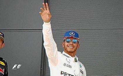 Hamilton saluda al público de Silverstone tras lograr la pole. Hamilton saluda al público de Silverstone tras lograr la pole.