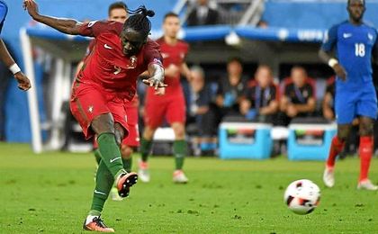 Eder, fabricando el gol que haría a Portugal campeona. Eder, fabricando el gol que haría a Portugal campeona.