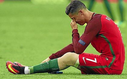 Ronaldo abandonó el partido entre Portugal y Francia lesionado. Ronaldo abandonó el partido entre Portugal y Francia lesionado.