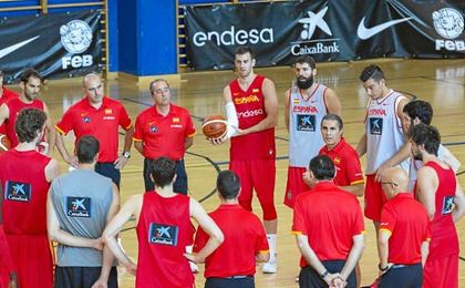 Sergio Scariolo dirigiendo un entrenamiento de la selección española. Sergio Scariolo dirigiendo un entrenamiento de la selección española.