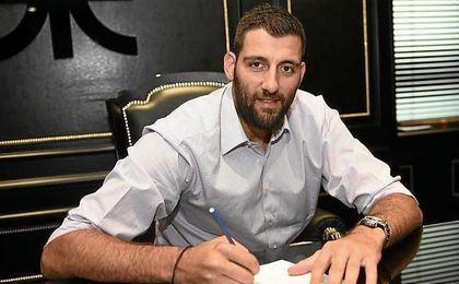 Bourousis firmando con Panathinaikos. Bourousis firmando con Panathinaikos.