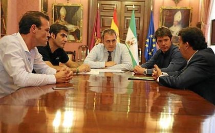 David Guevara, Fernando Moral, Ángel Haro, José Miguel López Catalán y Rafael Salas, en el Ayuntamiento. David Guevara, Fernando Moral, Ángel Haro, José Miguel López Catalán y Rafael Salas, en el Ayuntamiento.