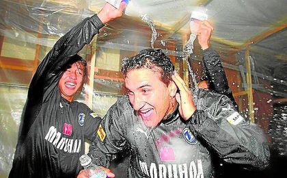 Hiroshi Kiyotake celebra con Pericles Chamusca el título copero conquistado por el Oita Trinita en la temporada 07/08. Hiroshi Kiyotake celebra con Pericles Chamusca el título copero conquistado por el Oita Trinita en la temporada 07/08.